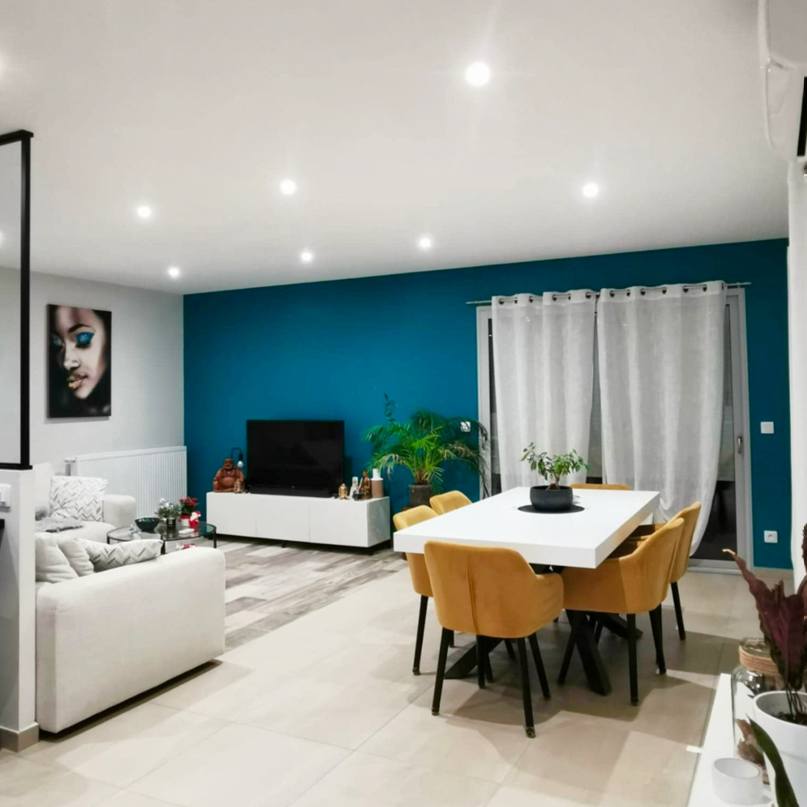 Séjour avec mur bleu canard