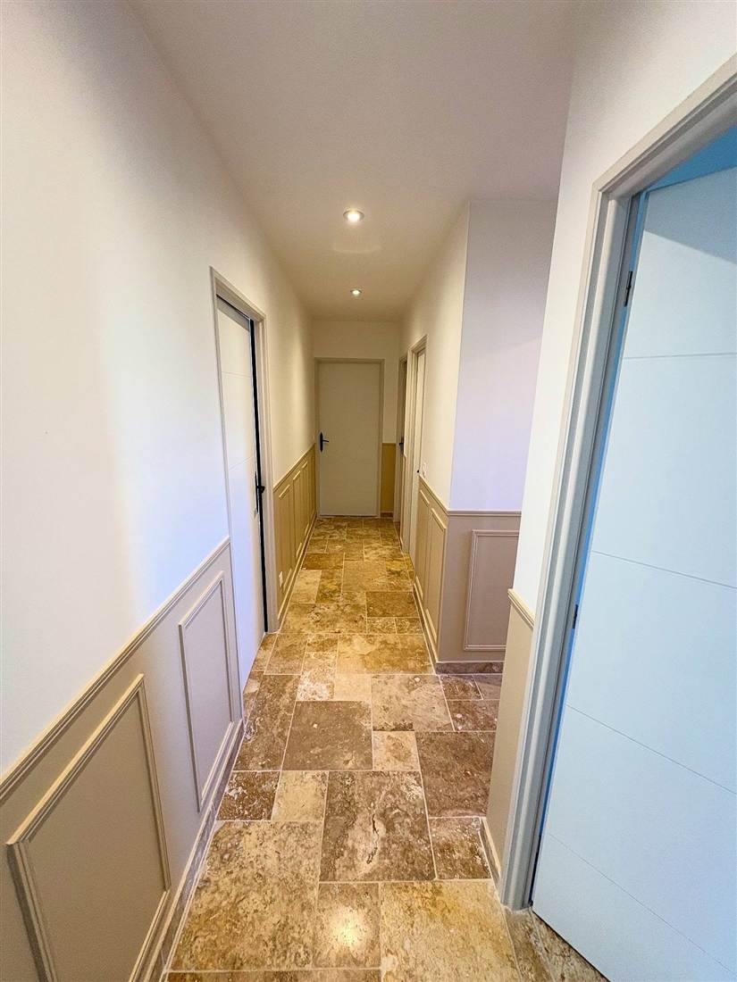 Couloir en travertin rénové