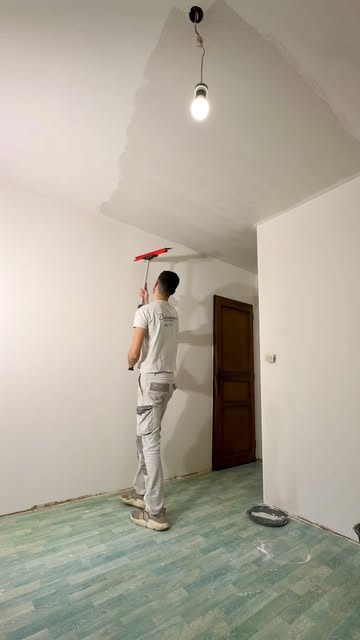 Ratissage d'un plafond à la lisseuse