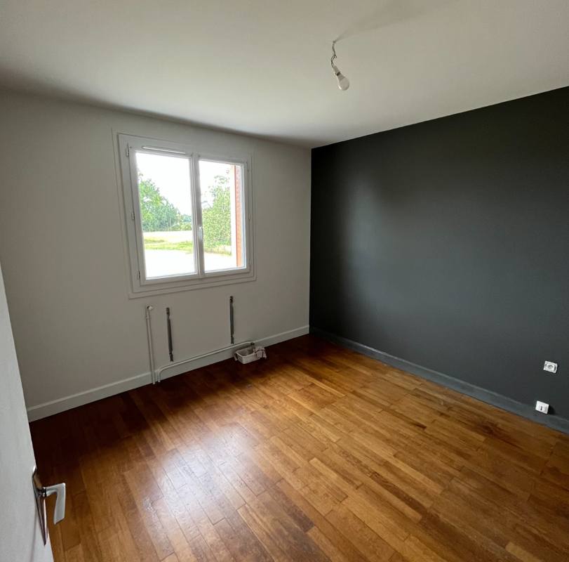 Après : Chambre repeinte avec un mur graphite