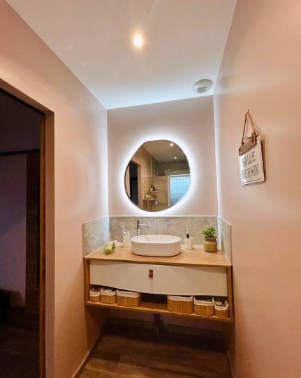 Salle de bain aux tons poudrés