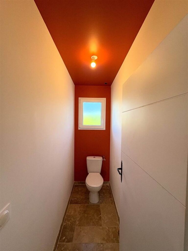 WC avec plafond terracotta