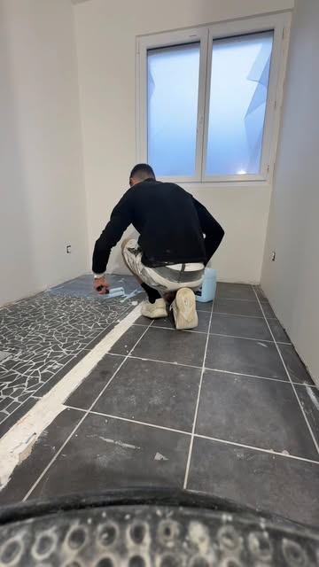 Salle de bain transformée en bureau