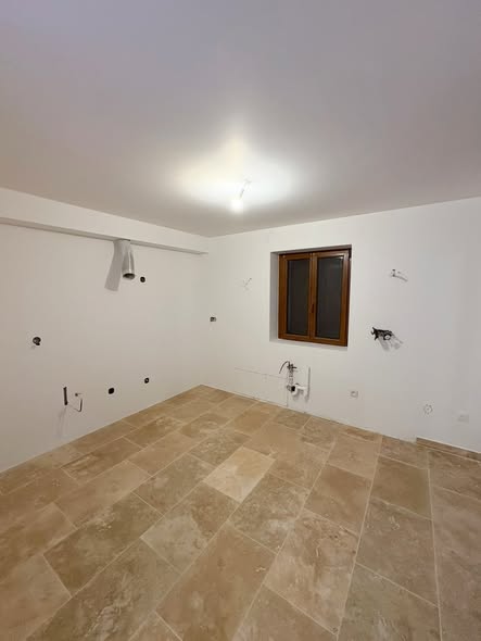 Avant : Pièce nue avant travaux, gaines apparentes
